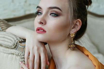 Выдавливание черных точек с помощью механической чистки лица - фото